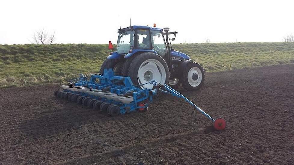 Fotoserie: Bieten zaaien op Zeeuwse klei