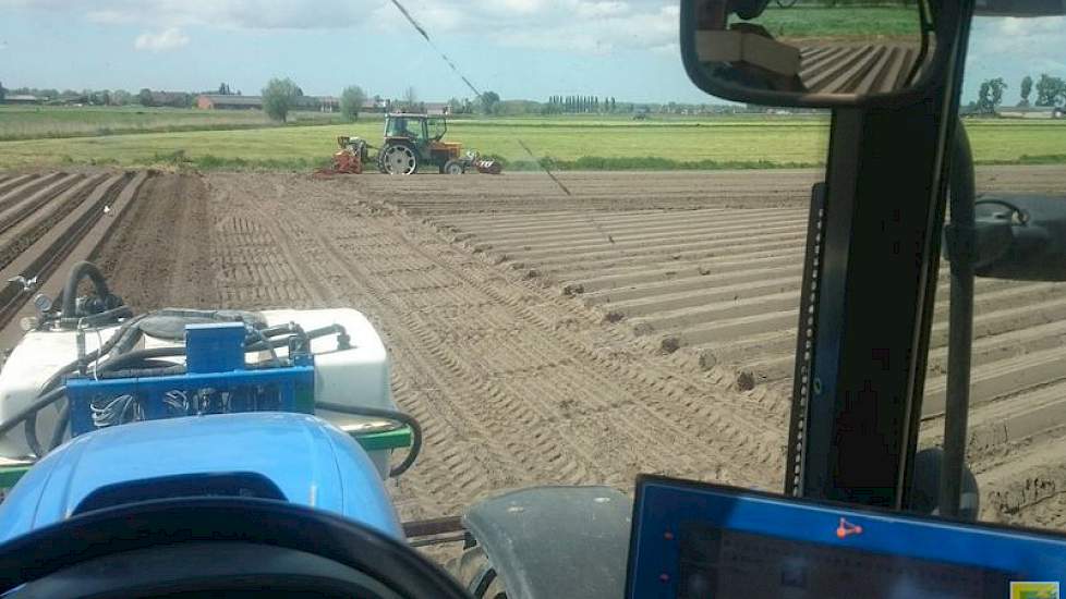 Vanwege het mooie weer is het zaaien van de peen wat vroeger dan gemiddeld. ‘Maar als het weer omslaat, zitten de wortelen er netjes in’, zegt Ivo Haartsen.