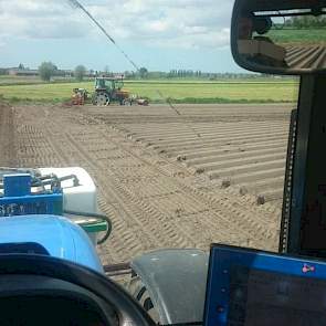 Vanwege het mooie weer is het zaaien van de peen wat vroeger dan gemiddeld. ‘Maar als het weer omslaat, zitten de wortelen er netjes in’, zegt Ivo Haartsen.