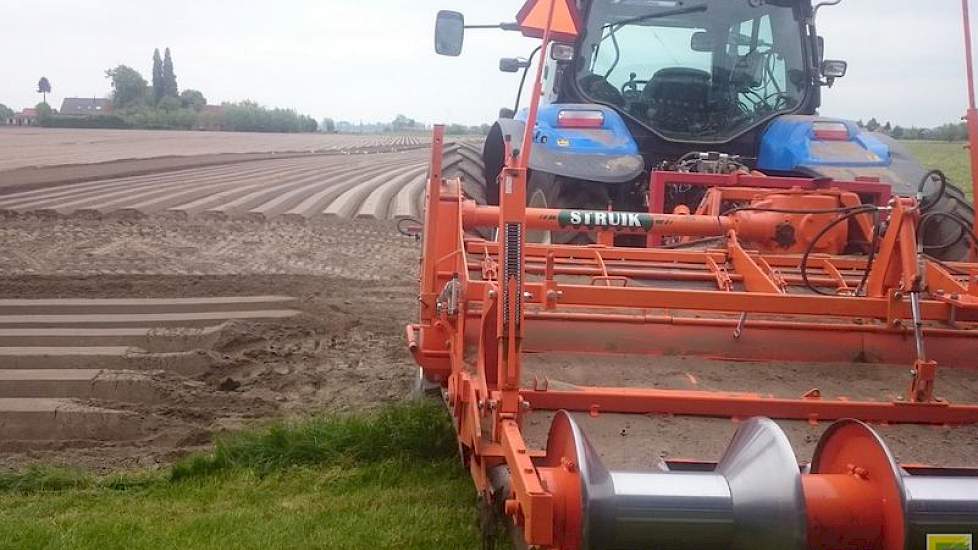 De rug wordt aangedrukt met de aanaardkap en aangedreven diabolorollen, zodat de kieming goed kan gebeuren en vocht voldoende opstijgt en beschikbaar is bovenop de rug. De ruggen zijn extra breed op de top: 6 cm breder dan normaal.