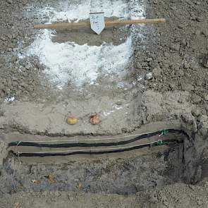 Juiste bandenspanning is belangrijk, tijdens zowel het vervoer op de weg, als de oogst op het land. Michelin toonde de gevolgen van een te hoge bandenspanning. Bij 4,0 bar zijn beide zwarte lijnen ver gezakt. Hierdoor wordt zichtbaar dat de grond te ver w