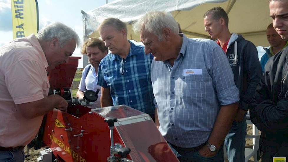 Gauke Kuiken van Wifo demonstreerde met een model de werking van de Koningsplanter. Met precisieplanters, zoals de Koningsplanter, is in theorie een uniformere oogst van plantuien mogelijk. Om te beoordelen of dit in de praktijk ook zo is, heeft het UIKC