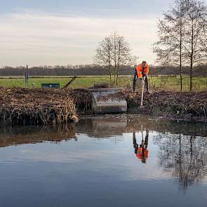 Bij het pompgemaal aan de Kanaalstraat in Liessel verwijderen Boom en zijn waterschapcollega's wekelijks het aangedreven groen.