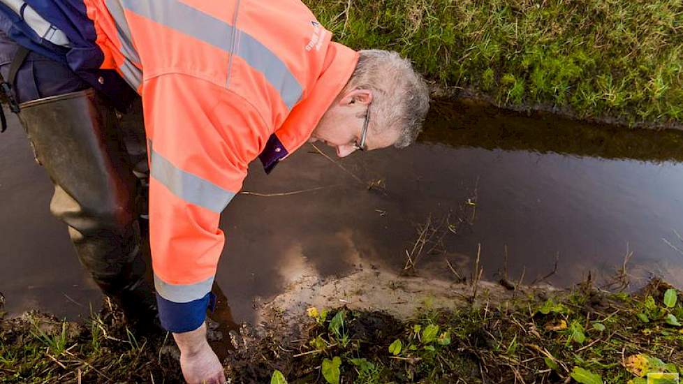 De zelfgemaakte afwatering via een pvc-buis veroorzaakt in de beek weliswaar enige uitspoeling, maar is volgens Boom nog binnen het toelaatbare.