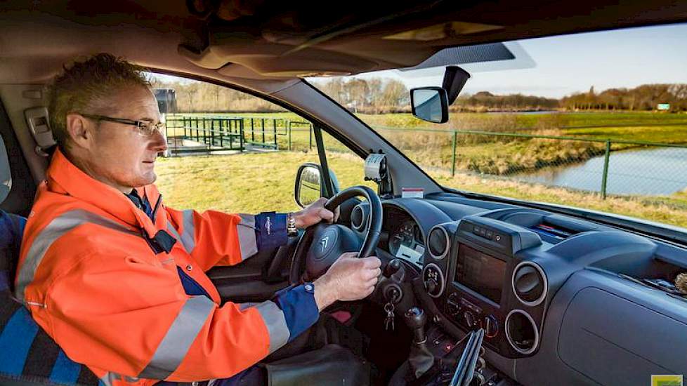 Met zijn four-wheel drive van het waterschap rijdt Boom jaarlijks kriskras vele duizenden kilometers door het District Boven Aa.