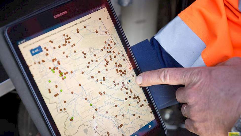 Op zijn tablet kan Boom via GeoWeb snel een nieuwe zogeheten  groenproceduremelding aanmaken. Elke stip op de digitale kaart is er een die nader bekeken moet worden.