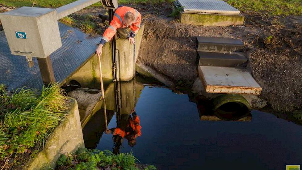 Bij de stuw in de Vreekwijkse Loop langs de Deurnese Lupineweg meet André Boom de  overstortende straal.„Op deze plek hebben we 7 centimeter overstortende straal ofwel debiet.” Voor Boom is dit een indicatie hoeveel water er via de Vreekwijkse Loop afstro