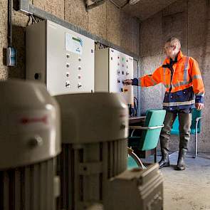 Boom controleert hier de instellingen van de krooshekreiniger. Een aantal keer per dag klaart Stille Willie  volautomatisch en vrijwel geruisloos zijn schoonmaakklus.