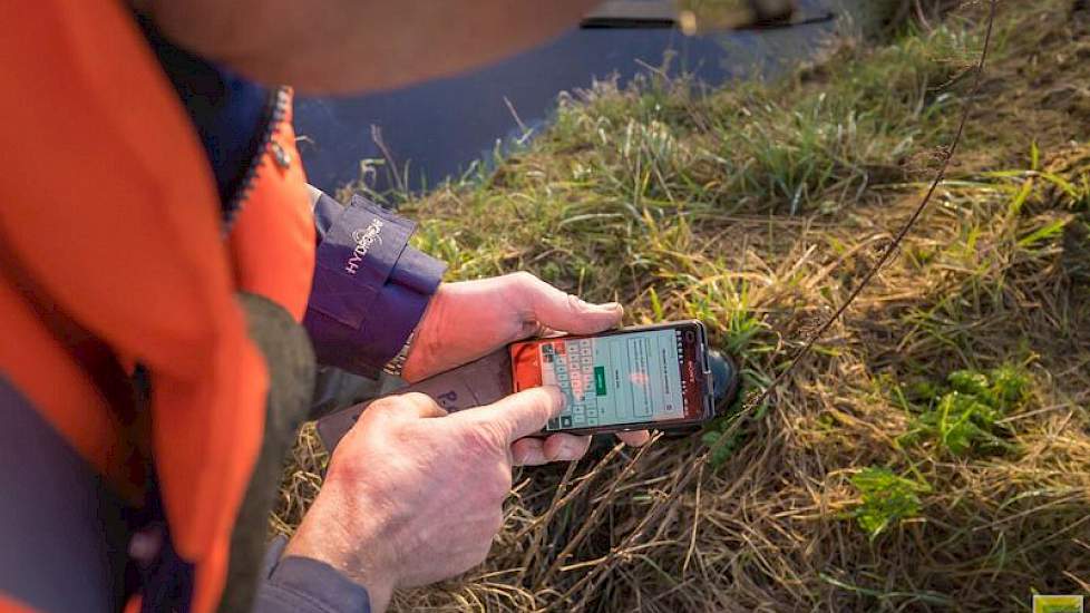 Een geconstateerd obstakel in een watergang, wordt direct online gemeld via het Metenmeldappsysteem van het waterschap.