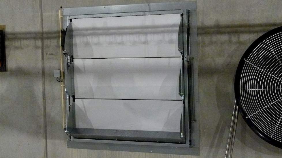 Deze lucht wordt in de stal geblazen, volgens het zogenaamde “Louvre systeem.” De lucht wordt in de stal via het plafond naar boven geleid, tot het midden van de stal. Hier hangt een zeil om de lucht tegen te houden, van daaruit wordt de lucht met ventila