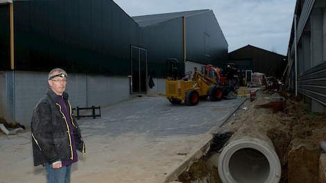 Door de nieuwbouw kan Hub Gerrekens (58) straks 58.000 scharrelhennen houden. Gerrekens verlengde een bestaande stal voor 7.000 dieren en bouwde hier een volièresysteem in waardoor hij in de stal nu 39.700 hennen kan houden. Met de nieuwbouw zit het bouwb