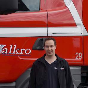 Tom van Bakel is de planner vleeskuikenmest. Hij belt meerdere keren met de vleeskuikenhouders voor de uiteindelijke planning. Tom: „Voor ons geldt: hoe korter een vrachtwagen op het bedrijf is, hoe efficiënter.” Hij heeft voorheen 7 jaar op de vrachtwage
