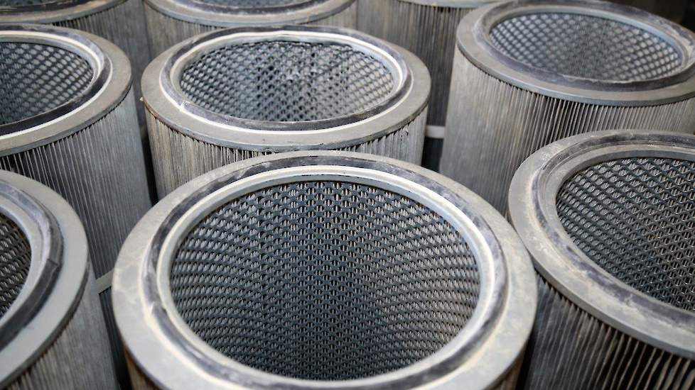 De stoffilters van de warmtewisselaar. Dit is een van de meest innovatieve installaties: het is een automatisch reinigingssysteem met drukfilter van Plettenburg. Een luchtpuls reinigt automatisch de filters afhankelijk van de hoeveelheid stof, één of twee