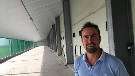 Marijn Uitdewilligen (34) bouwde twee nieuwe stallen voor ieder 25.000 één ster Beter Leven vleeskuikens. In zijn oude stal uit 1991 hield hij 16.000 Goed Nest Kip vleeskuikens die door Plukon geslacht werden en bij onder meer Albert Heijn te koop zijn. „