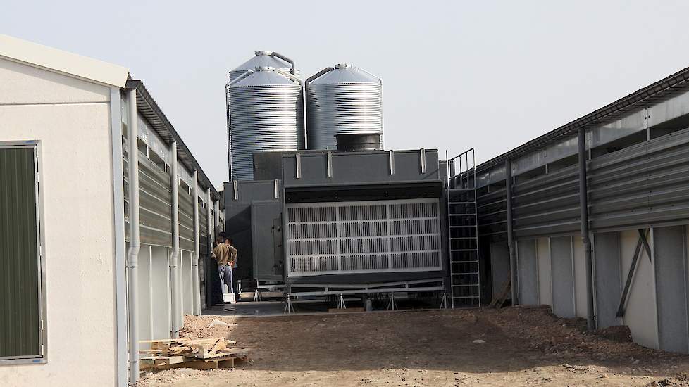 De pluimveehouder koos voor twee warmtewisselaars met ingebouwde verwarming van VGF-Technics. Naast iedere stal staat één warmtewisselaar. Zo voldoet hij ook aan het besluit huisvesting. „Deze warmtewisselaar is volledig van polyester en gaan daardoor lan
