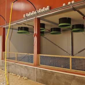 Van Erp plaatste de ventilatoren in de nieuwe stal niet in de achterwand. „Dit was een idee van onze aannemer en heeft meerdere voordelen”, zegt Willy. „Door de lucht direct naar boven te blazen hebben we minder tegendruk en dus lagere stroomkosten en ook