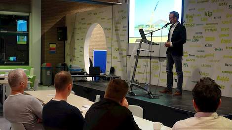 „Verplicht douchen verhoogt de bewustwording over hygiëne bij alle erfbetreders en voorkomt ziekte insleep door stalbetreders.” Dat zei vleeskuikenhouder Jules van Heugten uit Grathem (LB) woensdagavond 31 oktober tijdens de Pluimveeweb thema-avond Huisve