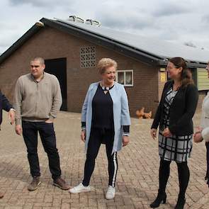 Anne-Marie Spierings, gedeputeerde Agrarische ontwikkeling, Energie en Bestuur van de provincie Noord-Brabant arriveert op het bedrijf om de officiële opening te verrichten. De kuikens arriveren op de dag dat ze uit het ei komen en blijven tot 17 weken.