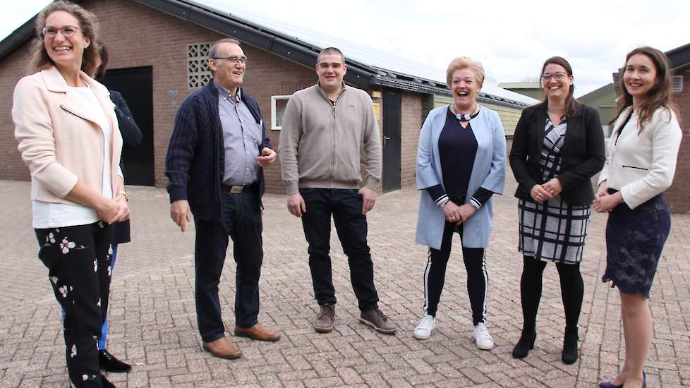 Anne-Marie Spierings, gedeputeerde (rechts), geheel links wethouder Esther Langens van Oirschot, met in het midden de familie Van de Laar. Van de Laar voelt zich vereerd dat ‘juist deze Brabantse’ gedeputeerde zijn bedrijf bezoekt. Ze mag dan niet overal