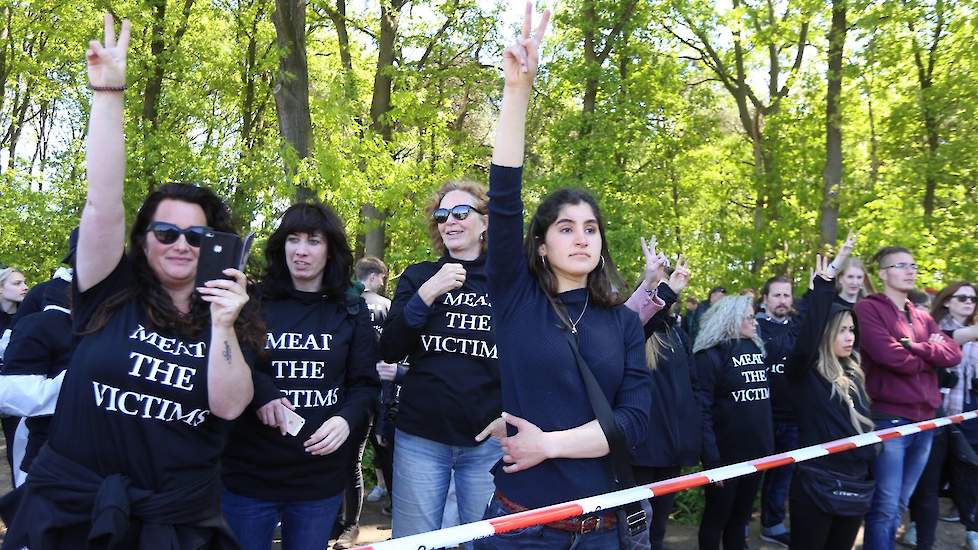 De dierenactivisten buiten bij het varkensbedrijf in Lennisheuvel, bij Boxtel.