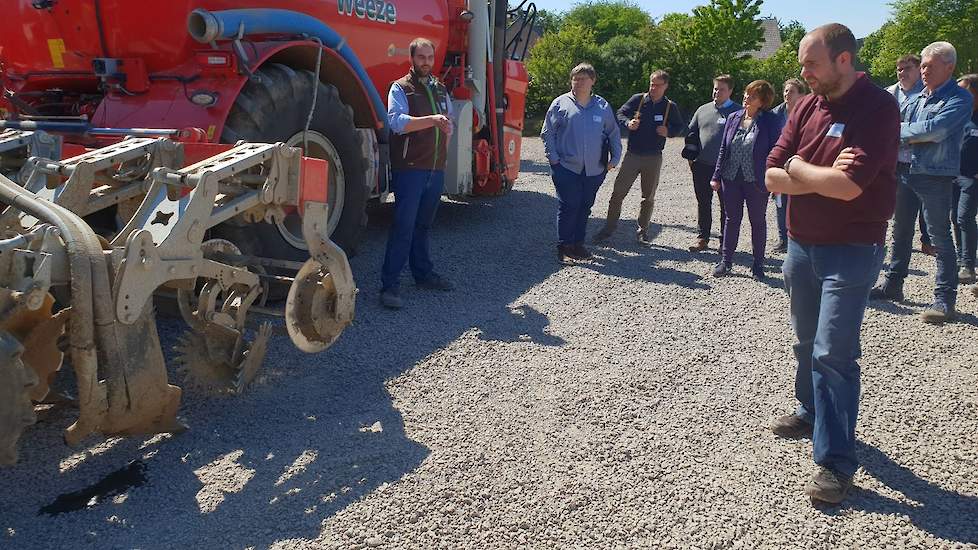 Na de eerste bijeenkomst, die in januari plaats vond op het bedrijf Van Gert de Lange in Overloon, verzamelden zich dit keer bijna vijftig akkerbouwers uit het grensgebied Noord-Limburg en Kreis Kleve op het vooruitstrevende loonbedrijf Schmitz in Weeze.