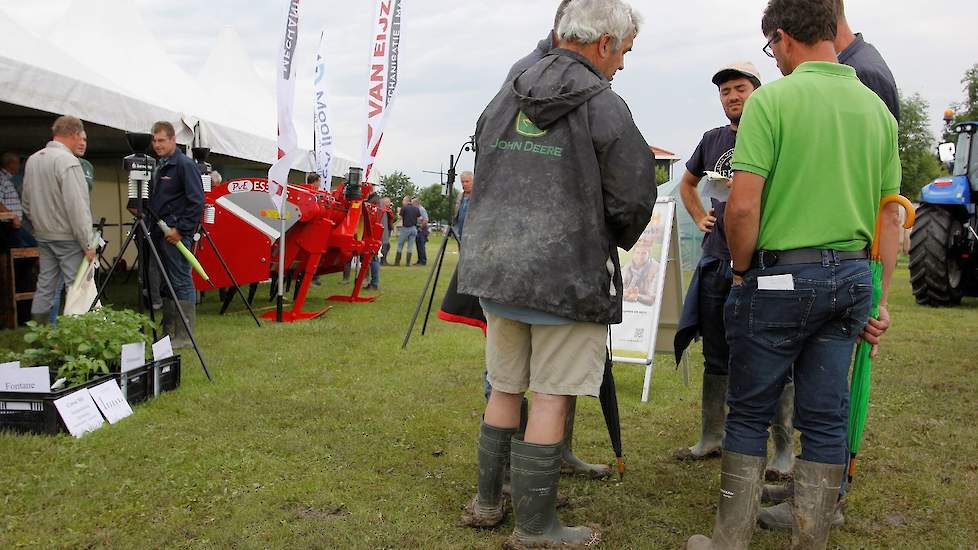 Laarzen waren dit jaar geen overbodige luxe. Ondanks de buien bezochten ruim 2.700 bezoekers de open dag.