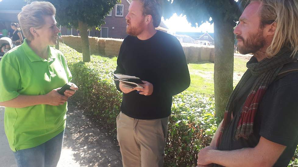 Zelfs de landelijke pers kwam tijdens het Weekend van het Varken een kijkje nemen bij Doreen van den Berkmortel. Hier is NRC-journalist Karel Smouter (midden) in gesprek met Doreen van den Berkmortel (links).
