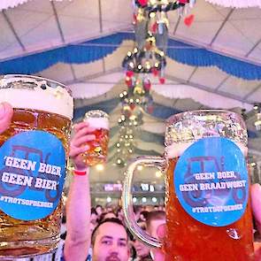 'Geen boer geen bier' en 'Geen boer geen braadworst'. Daarmee wijzen de AJK leden op het feit dat zonder boeren er ook geen oktoberfeest kan worden gevierd.