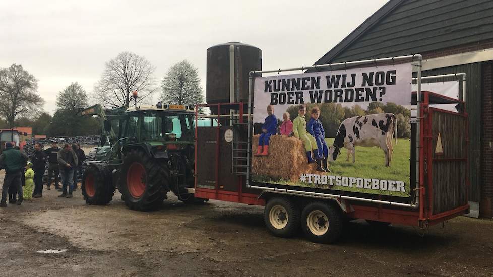 Op een boerderij tussen Urmond en Berg aan de Maas maken verzamelen boeren zich voor het protest in Maastricht.