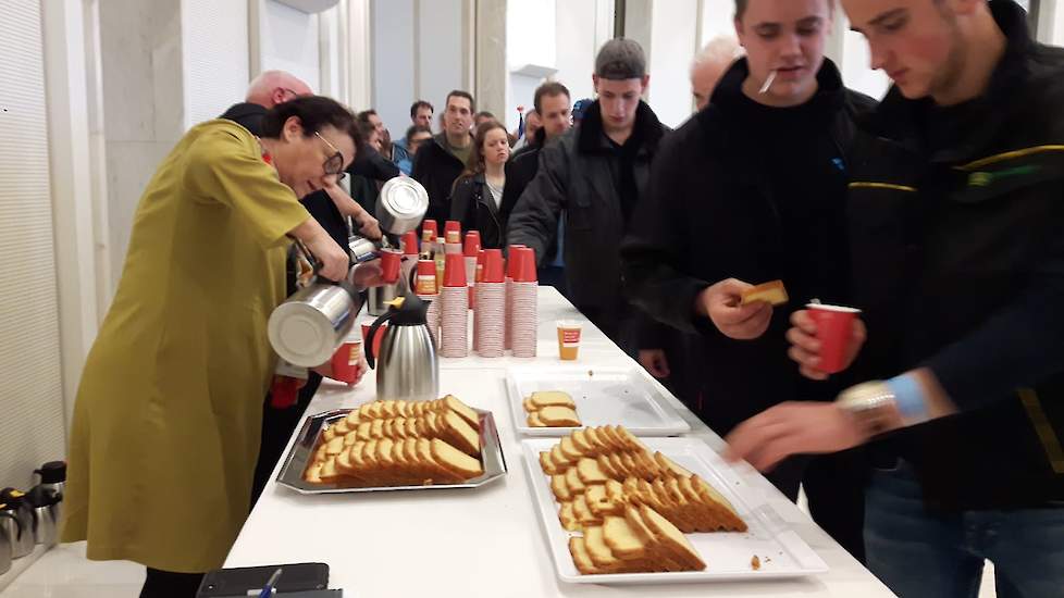 Boeren worden ontvangen met koffie en cake.