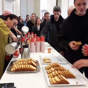 Boeren worden ontvangen met koffie en cake.