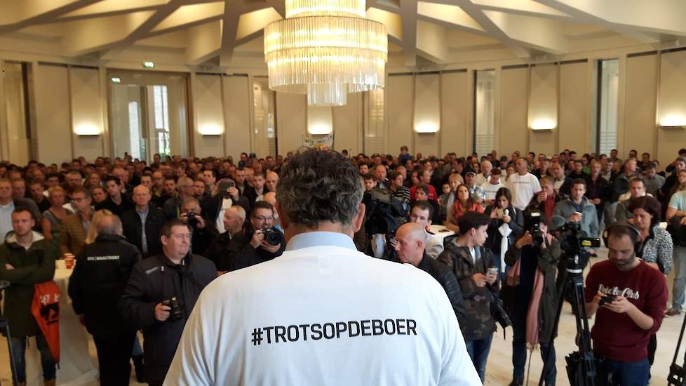 Léon Faassen van LLTB spreekt de boeren in de zaal toe.