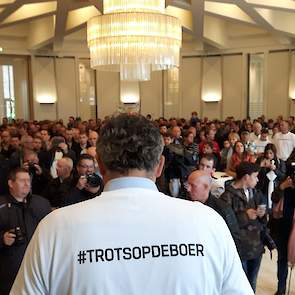 Léon Faassen van LLTB spreekt de boeren in de zaal toe.