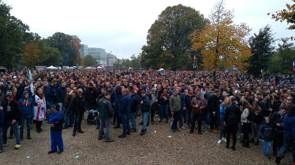 Op de Koekamp in Den Haag, vlakbij het Malieveld, wachten duizenden boeren op de sprekers voor het middagprogramma. Ook vandaag hebben veel boeren en loonwerkers massaal gehoor gegeven aan de oproep om naar Den Haag af te reizen.