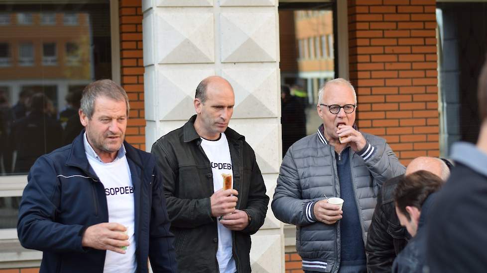 Boeren in 'Trots op de boer'-shirt genieten van een kopje koffie en een broodje tijdens de schorsing.