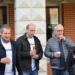 Boeren in 'Trots op de boer'-shirt genieten van een kopje koffie en een broodje tijdens de schorsing.