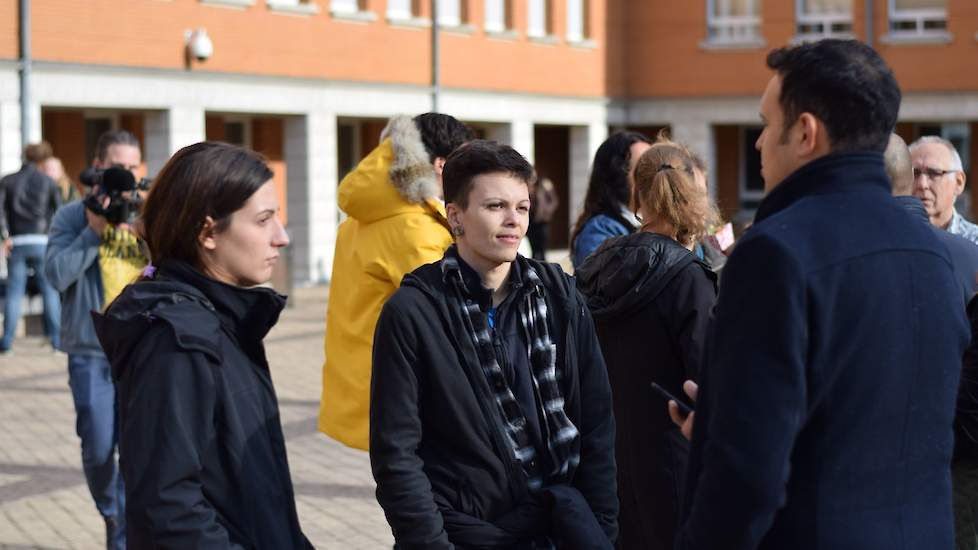 Ook de dierenrechtenactivisten halen een frisse neus voordat zij de rechtszaal weer betreden.