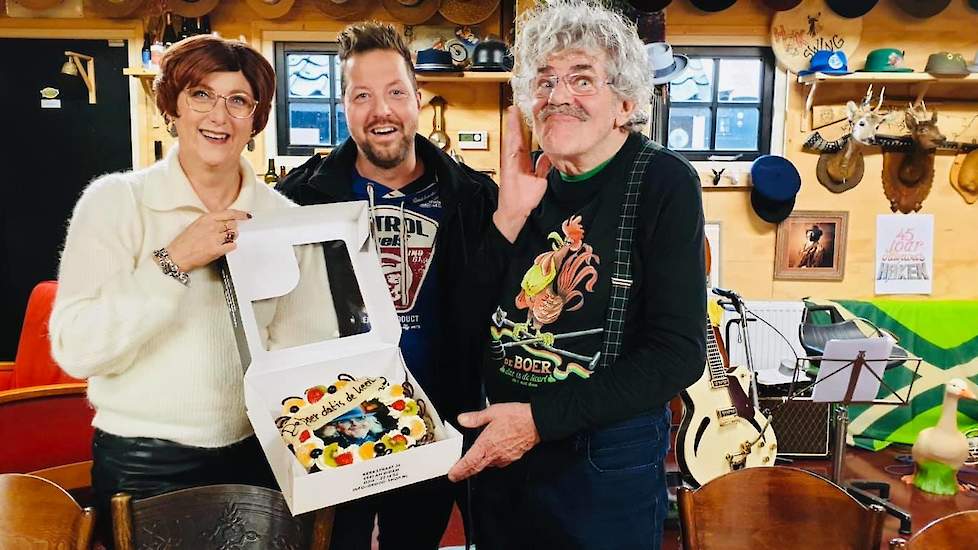 Karolien Hupkes, Geertjan Kloosterboer (beide van Team Agro NL) en Normaal-zanger Bennie Jolink.
