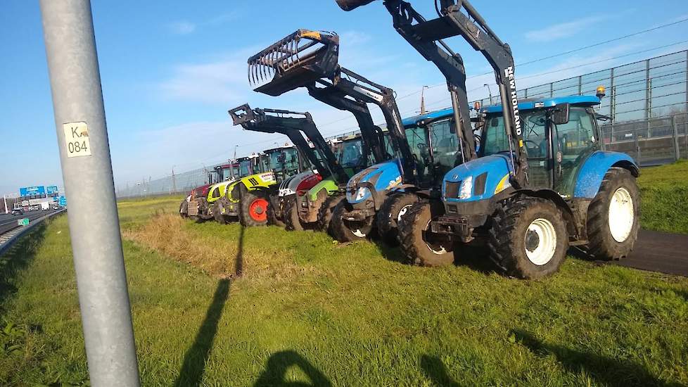 Ook Brabantse boeren geven gehoor aan de oproep om actie te voeren. Zij verzamelden zich onder andere bij de A16 bij Breda.