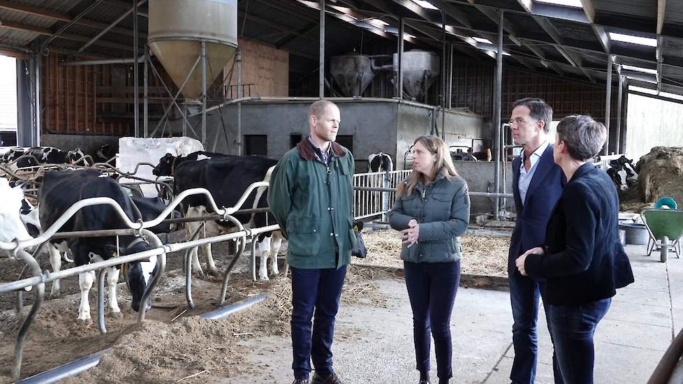 Rutte en Schouten op het melkveebedrijf Kuyt-Meihuizen