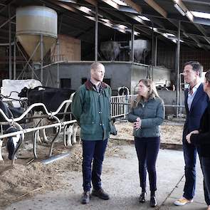Rutte en Schouten op het melkveebedrijf Kuyt-Meihuizen