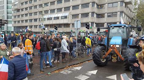 De boeren protesteerden eerder in Den Haag. Op de afbeelding komt een colonne trekkers aan in het centrum van de Hofstad nabij de Koekamp.
