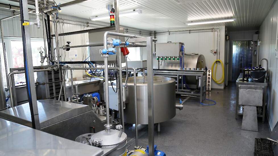 De hygiëne is superbelangrijk bij het zelfzuivelen. Na elke productiedag wordt grondig schoongemaakt. Cremers heeft twee koelcellen waarvan die van gereed product van buiten toegankelijk is zodat de chauffeur niet binnen hoeft te komen.