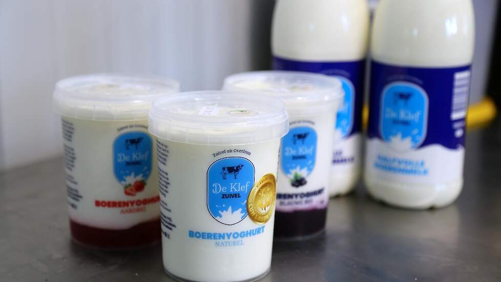 De Klef maakt nu, ruim vier maanden na de start van de zuivelverwerking, acht producten: volle en halfvolle melk, drie soorten boerenyoghurt (naturel, blauwe bes en aardbeien) en drie soorten boerenkwark (naturel, sinaasappel en vanille). „Op de planning