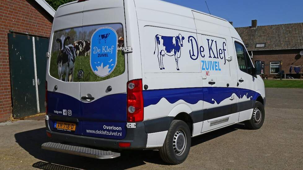 Met een opvallend bestickerde bus brengt een parttimer op dins- en vrijdag de bestellingen naar supermarkten, boerderijwinkels en restaurants. „De afzet regelen we zelf. Door de corona konden we geen proeverijen in winkels organiseren. Doel is om eind van