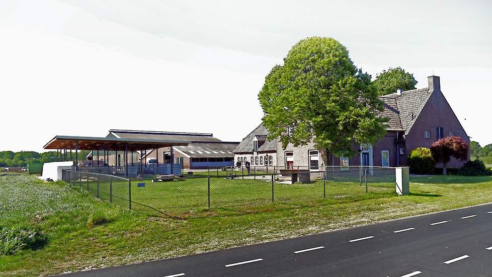 Familie Cremers vermarkt de zuivel onder de naam De Klef Zuivel. Opa Christ Cremers bouwde in 1950 de boerderij en noemde die ‘De Klef’ omdat de boerderij hoog ligt. De klef is dialect voor een terp.