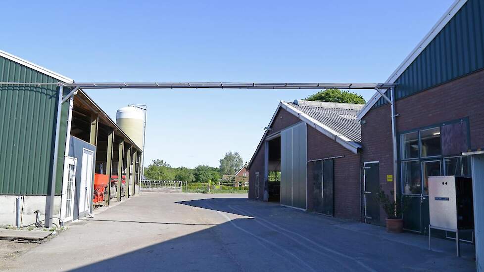 De zuivelverwerking is in de loods naast de melkstal geïnstalleerd. Via een bovengrondse melkbrug komt de melk rechtstreeks het zuivellokaal in. Joris maakt de zuivel, zijn ouders verzorgen de koeien, zijn zus Karlijn (19) helpt naast haar studie met de a