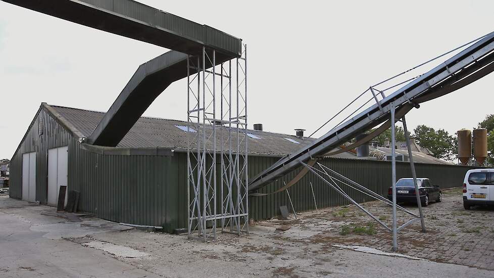 Evenals hun beide oude stallen is ook hun oudste stal uit 1993 voorzien van een warmtewisselaar waarmee ze de mest op de mestbanden beluchten.