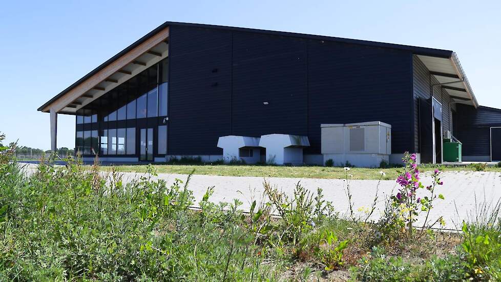 De voersilo’s en mestcontainers staan inpandig voor in de stal zodat vuile vrachtwagens niet langs de uitloop hoeven te rijden. De mest gaat naar een championcompostering en vervolgens naar een biologische paddenstoelenkwekerij.