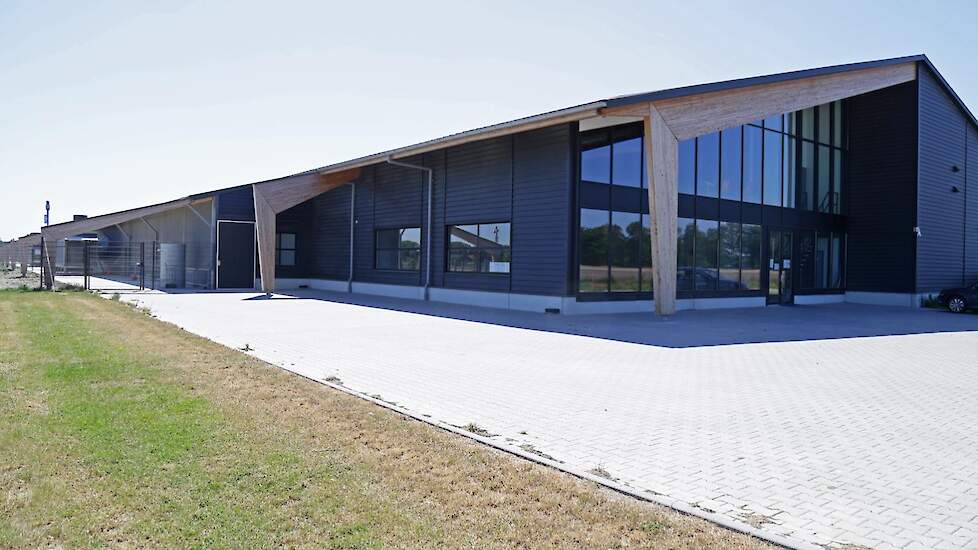 Oog voor dierenwelzijn en duurzaamheid zijn de uitgangspunten voor Thielens nieuwe locatie. Energieneutraal, inpassend in het landschap met oog voor milieu, mens en dier. Aan de voorzijde het eierlokaal en boven een vergaderruimte.